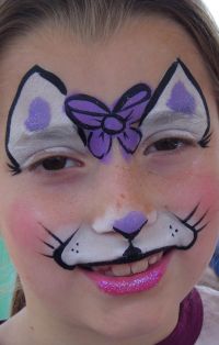 <p>Рисунка на лице - Hello Kitty</p>