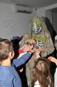 <p>Страшно парти</p>